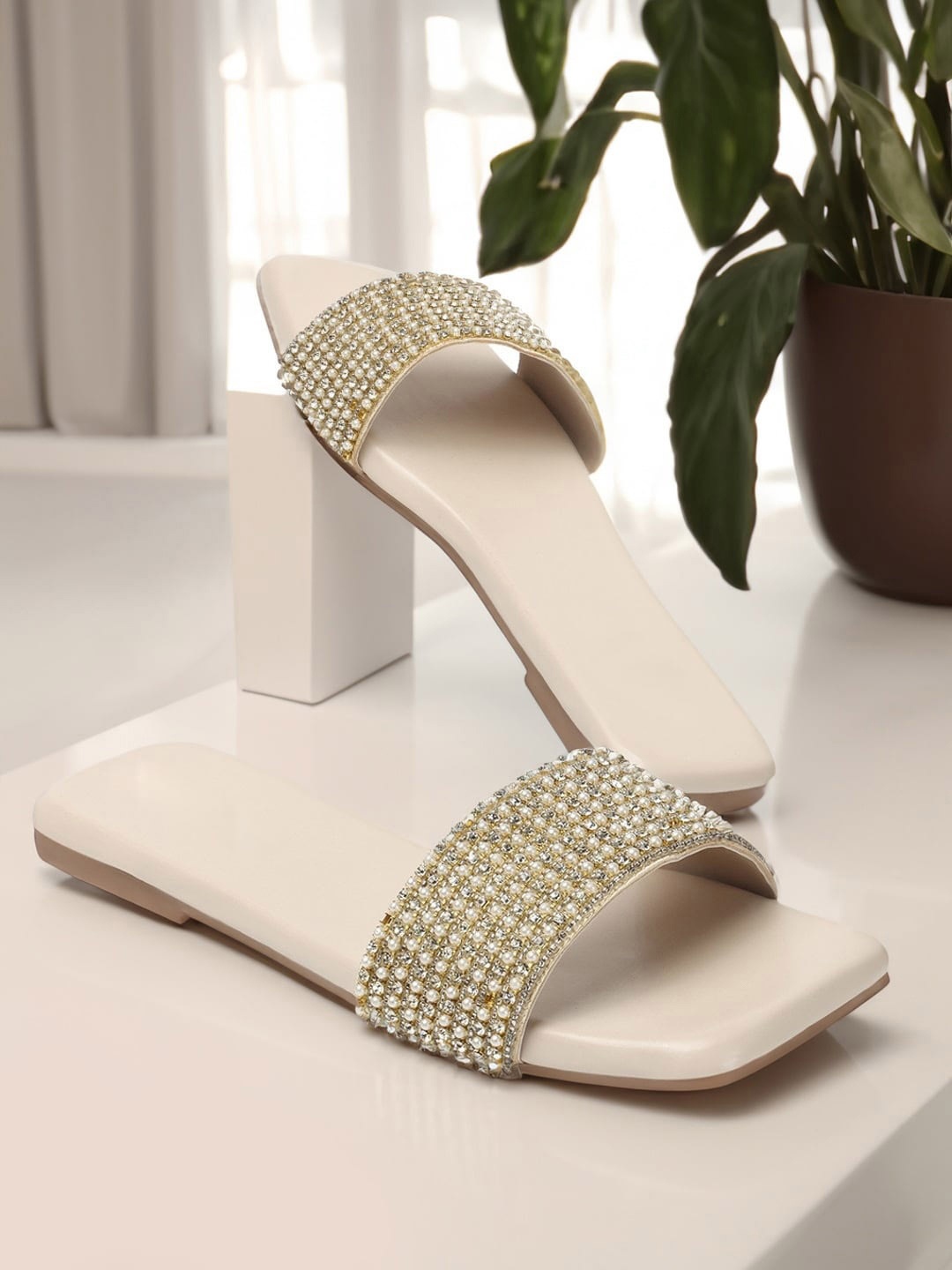 

FEET RUNNER Embellished Open Toe Flats, White