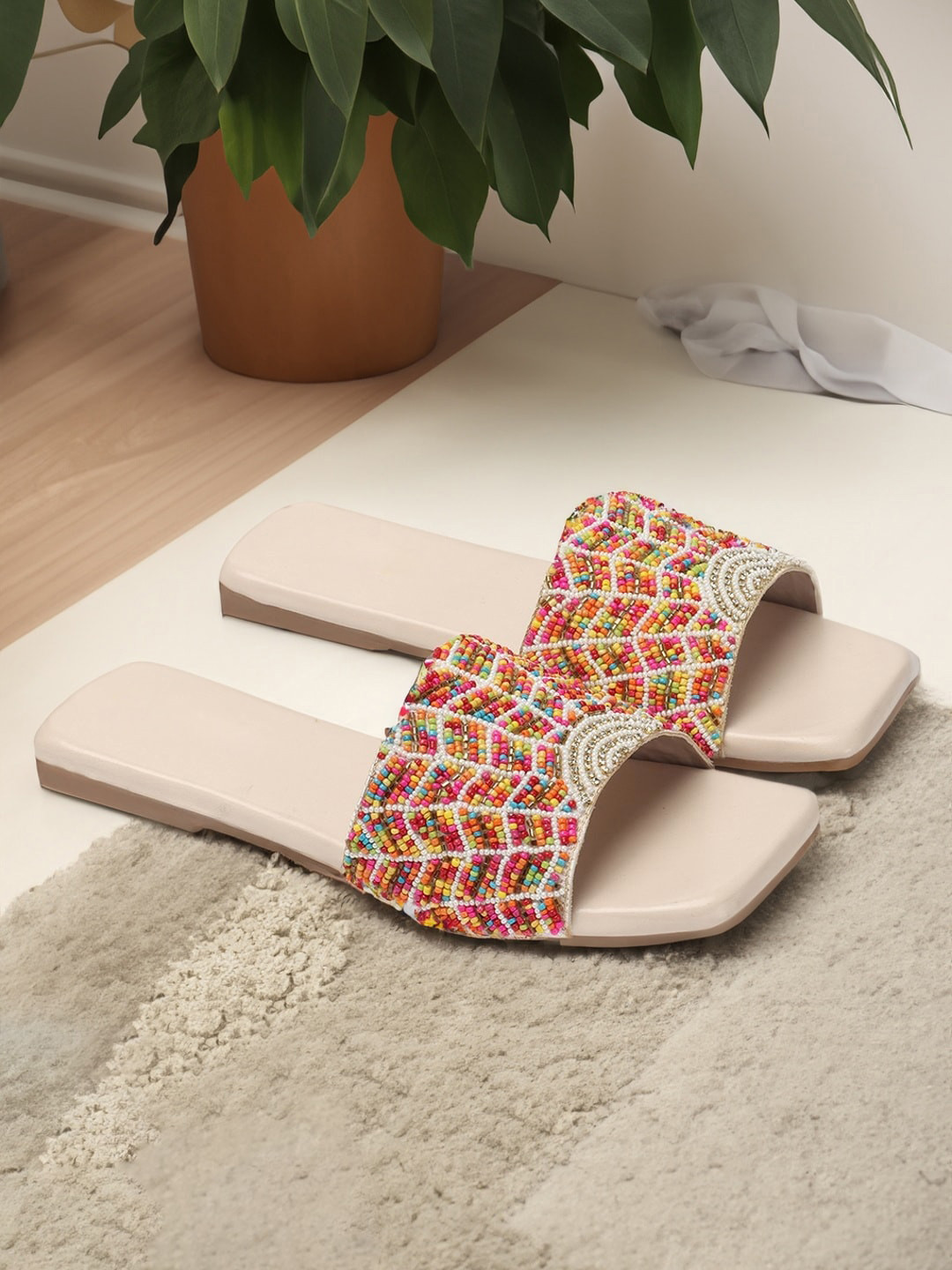 

FEET RUNNER Embellished Open Toe Flats, White