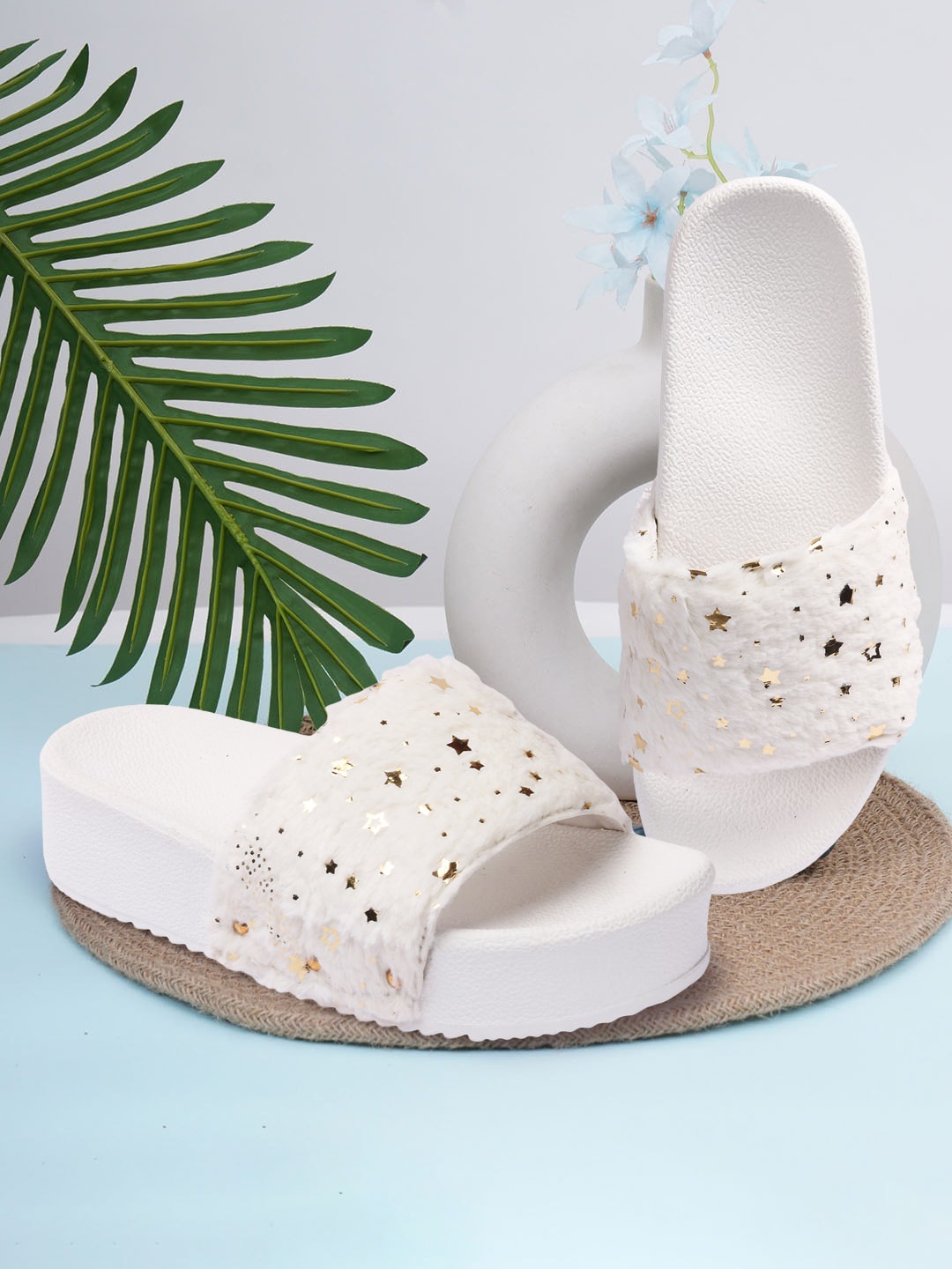 

FEET RUNNER Embellished Open Toe Flats, White