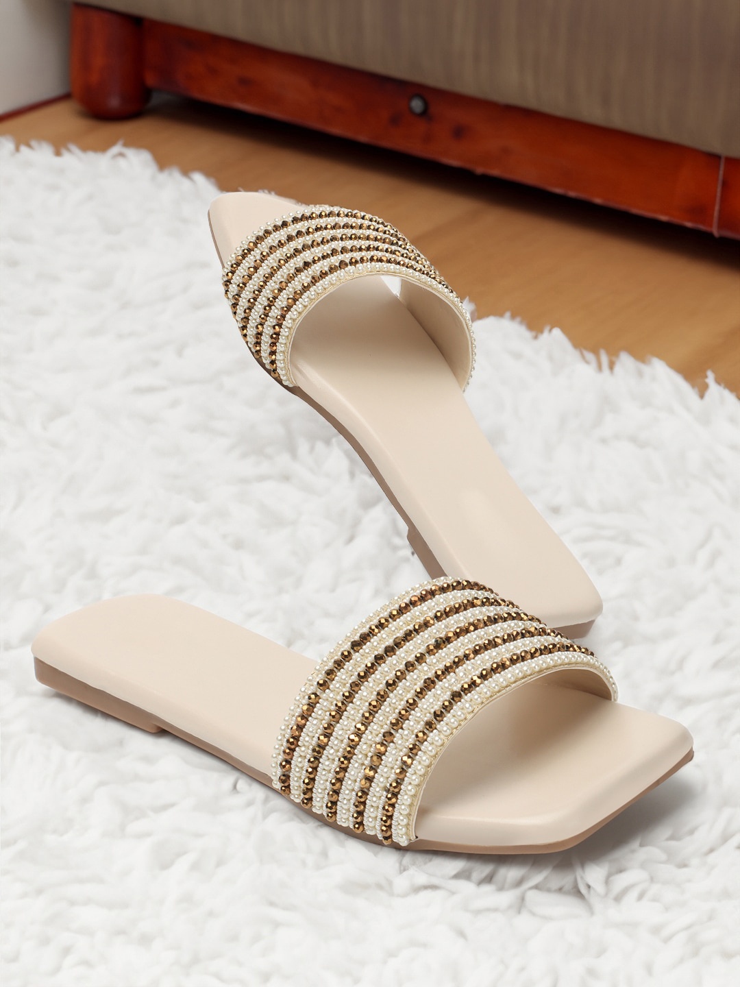 

FEET RUNNER Off-White & Brown Embellished Open Toe Flats