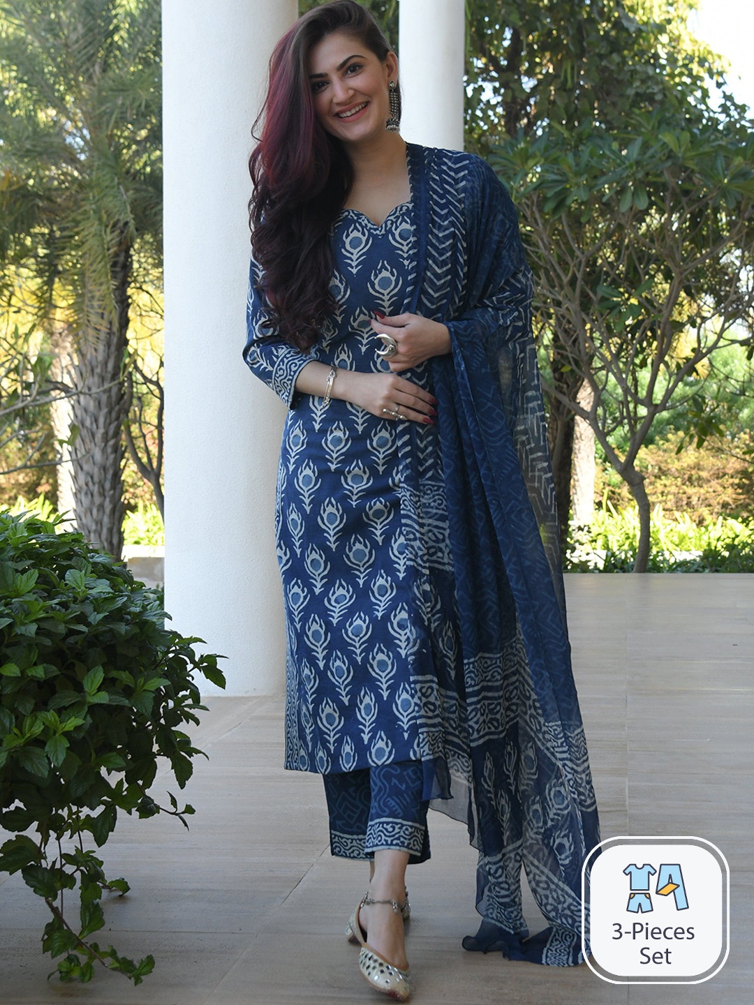 

VAANI CREATION Ethnic Motifs Sweetheart Neck Three-Quarter Sleeves Kurta Set, Navy blue