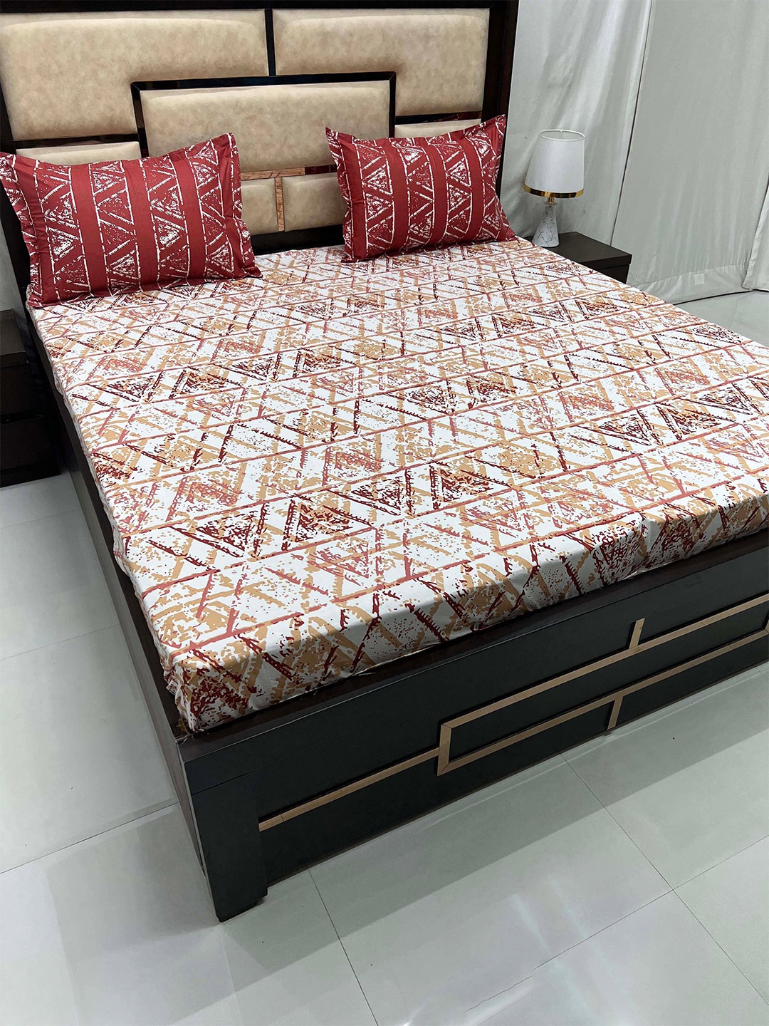 

Pure Decor Lifestyle Rust Geometric 400 TC Pure Cotton King Bedsheet with 2 Pillow Covers