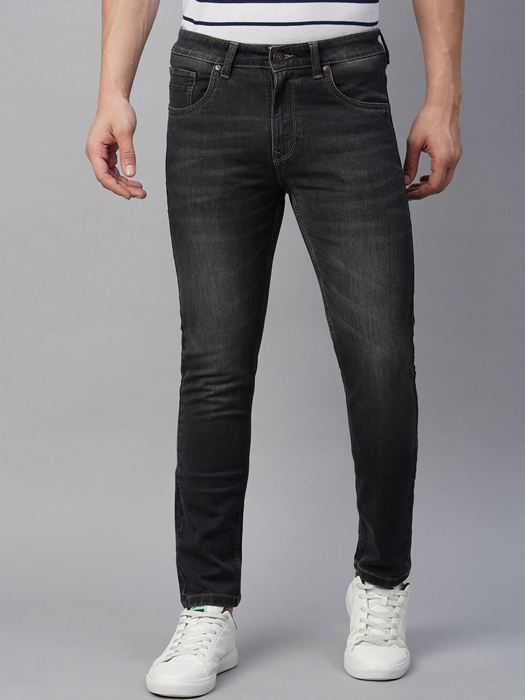 

Blue Buddha Men Slim Fit Mid-Rise Light Fade Stretchable Jeans, Black