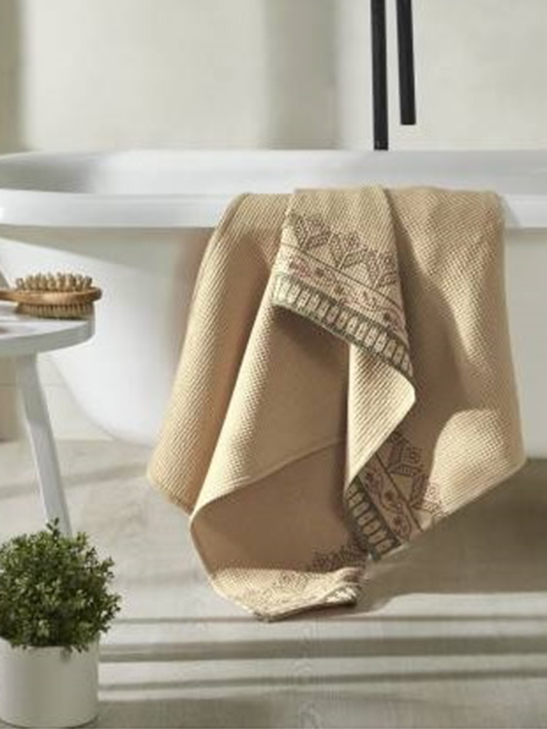 

Home Fresh Sanskriti Beige Self Design 210 GSM Pure Cotton Bath Towel