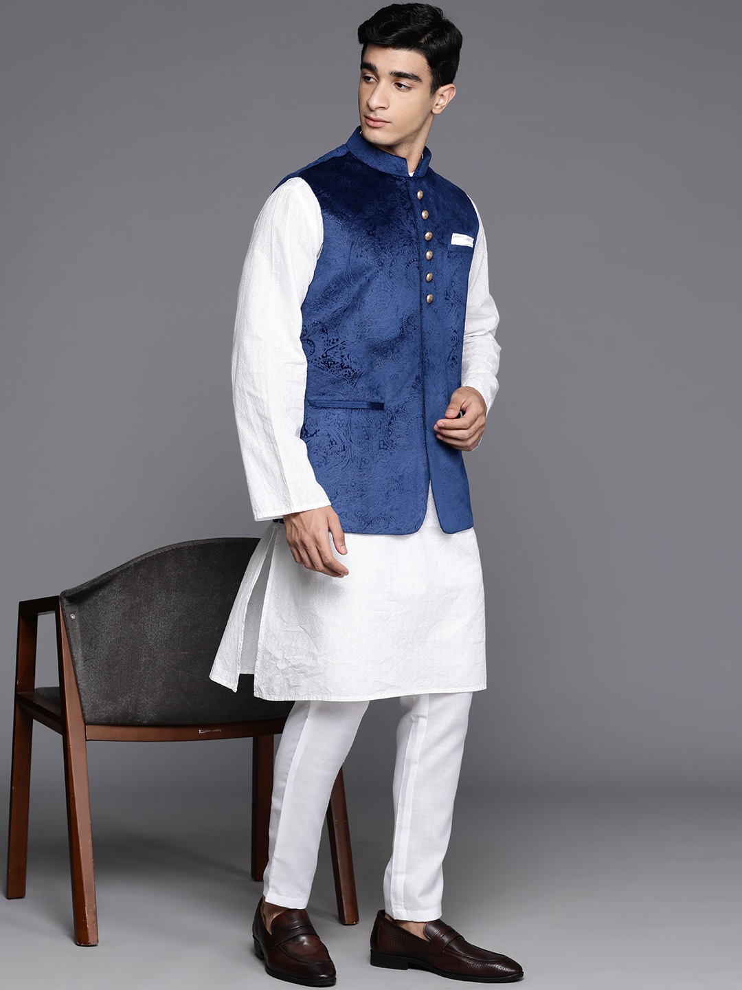 

Manu Self Design Mandarin Collar Nehru Jacket, Navy blue