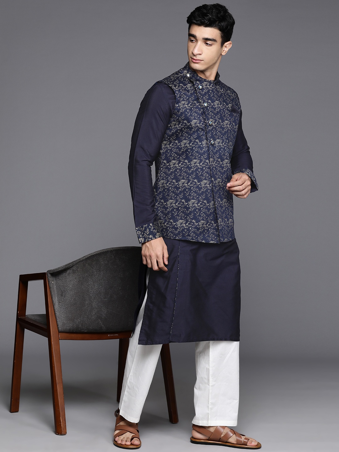 

Manu Kurta with Pyjamas & Printed Nehru Jacket, Navy blue