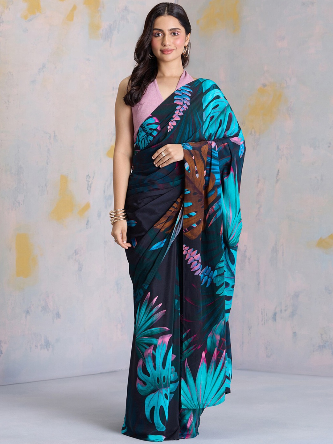 

navyasa by liva Floral Printed Saree, Green