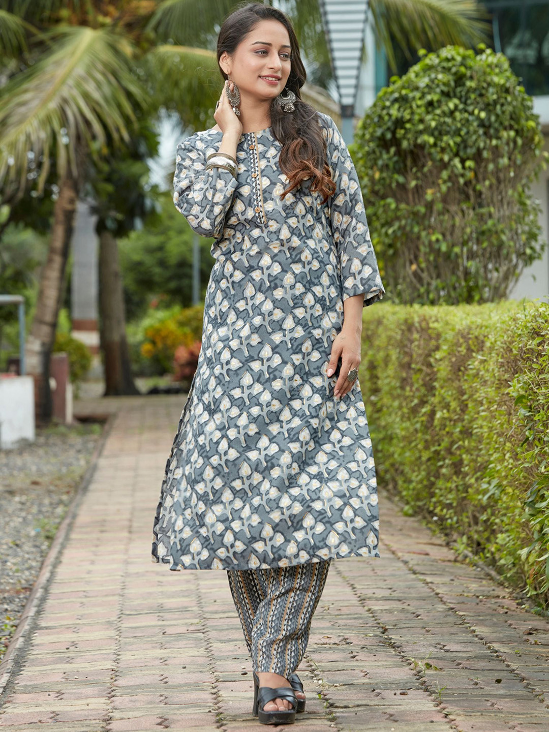 

KALINI Floral Printed Round Neck Straight Kurta with Trousers, Grey