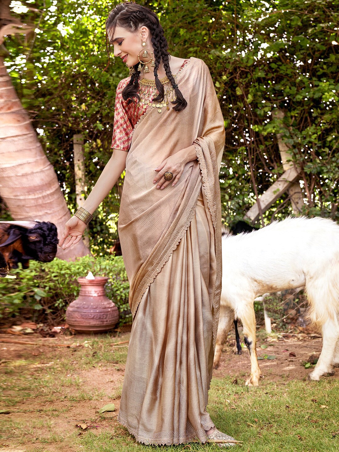 

Mitera Cream-Coloured & Gold-Toned Ethnic Motifs Embellished Beads And Stones Saree