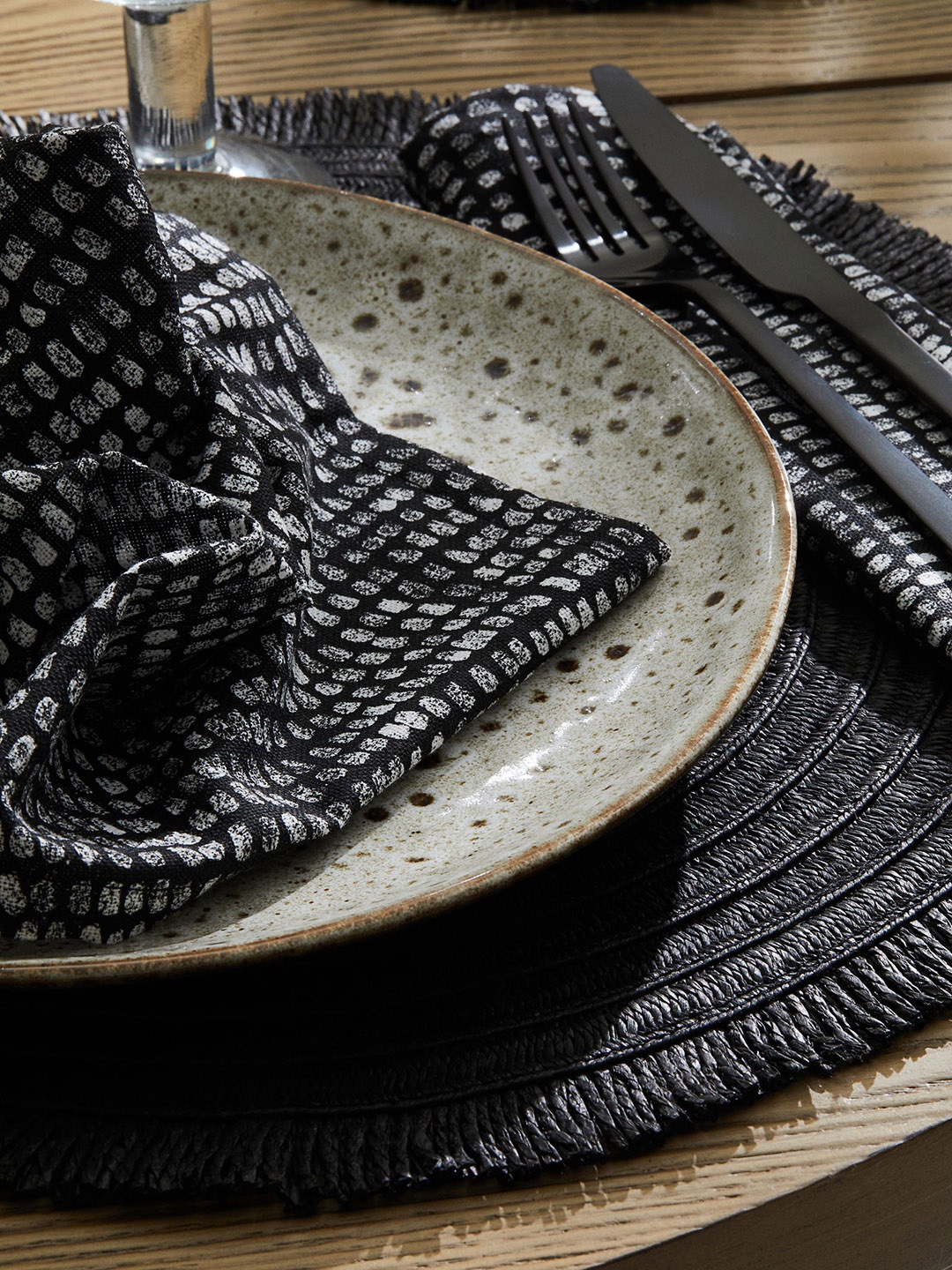 

H&M Black 2-Pack Round Place Mats