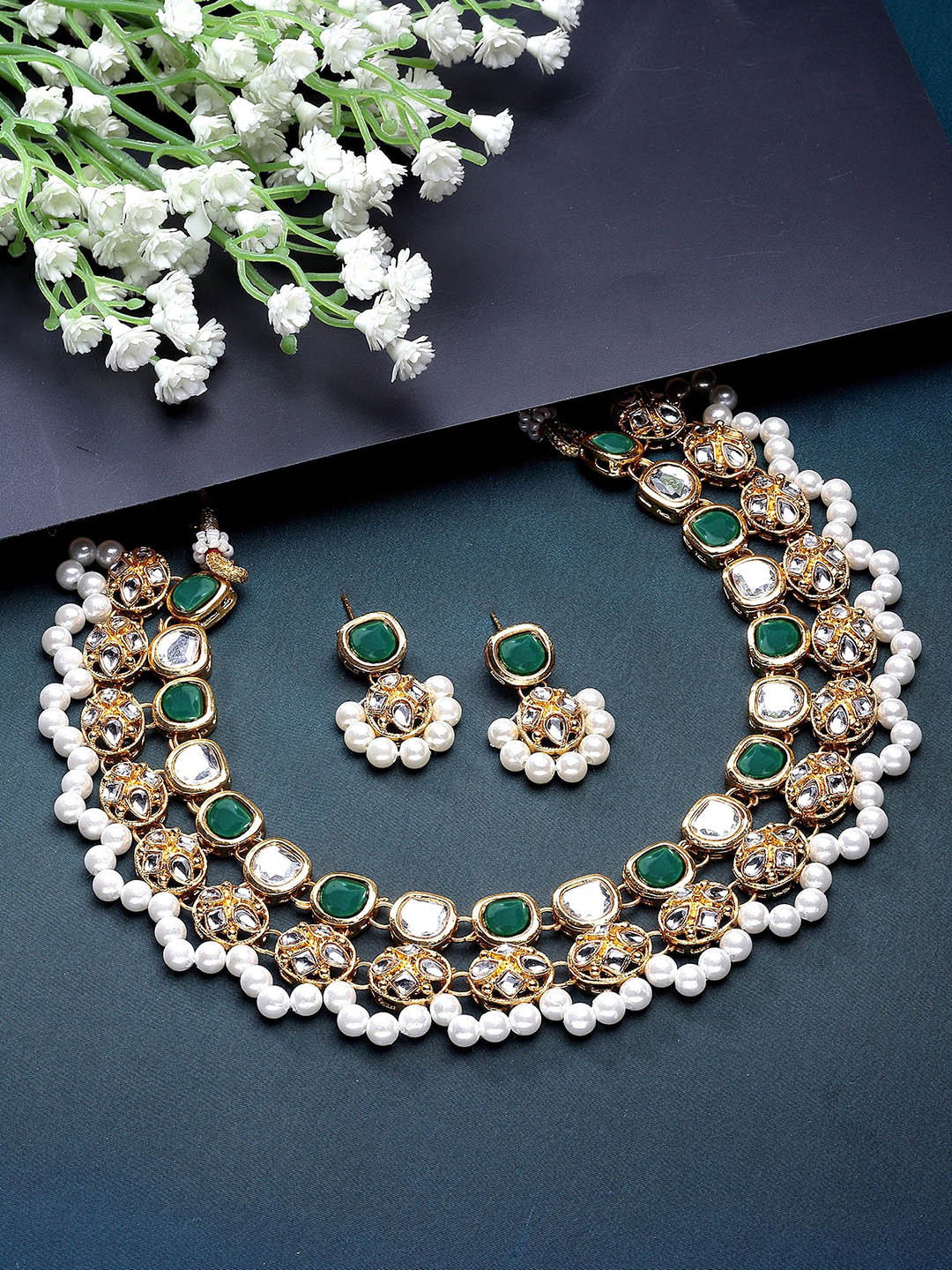 

KARATCART Gold-Plated Kundan-Studded & Beaded Jewellery Set