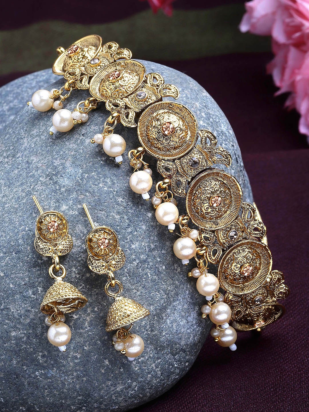 

KARATCART Gold-plated Kundan-studded & Pearl Beaded Jewellery Set