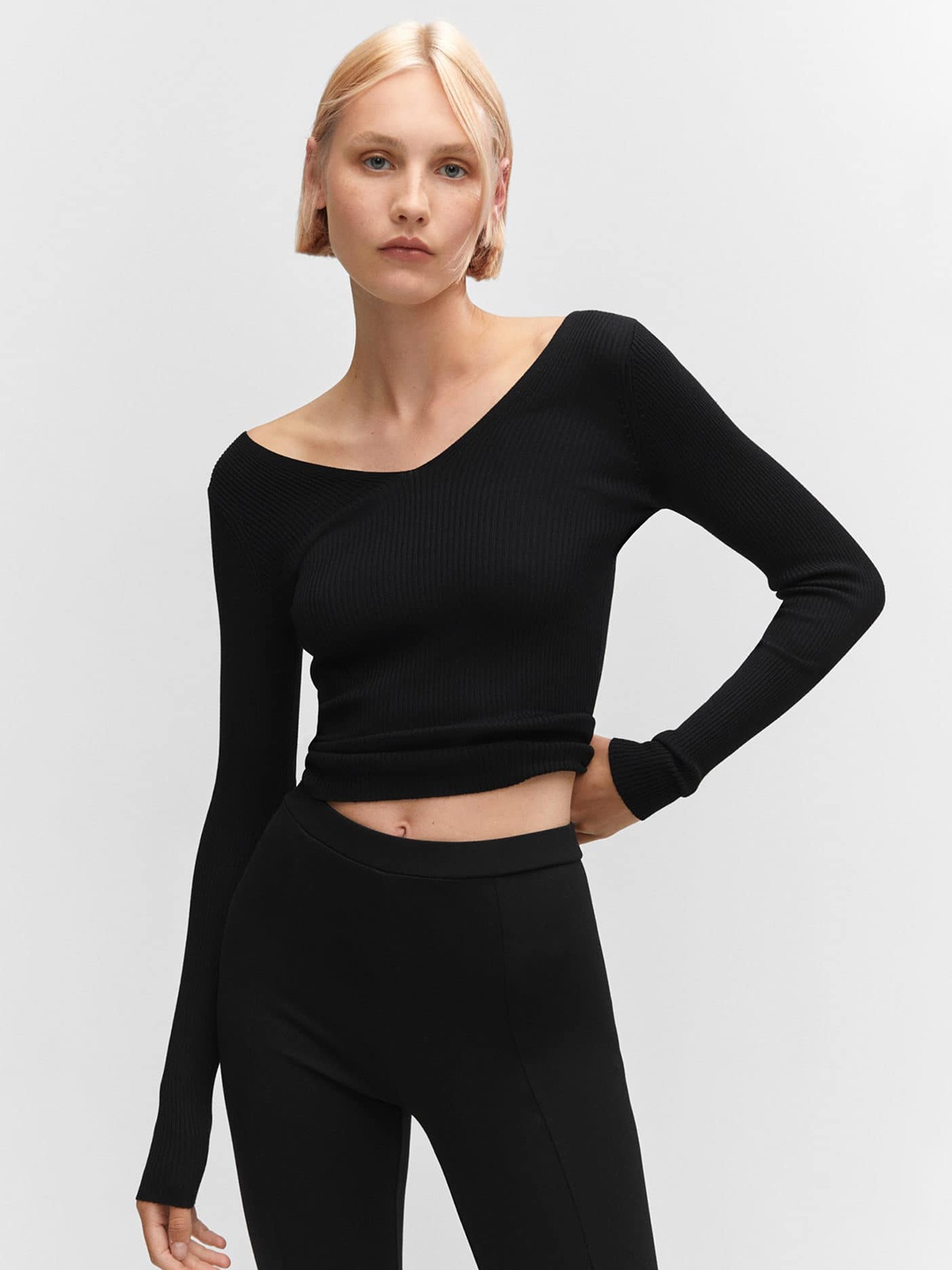 

MANGO Women Scoop Neck Crop Pullover, Black