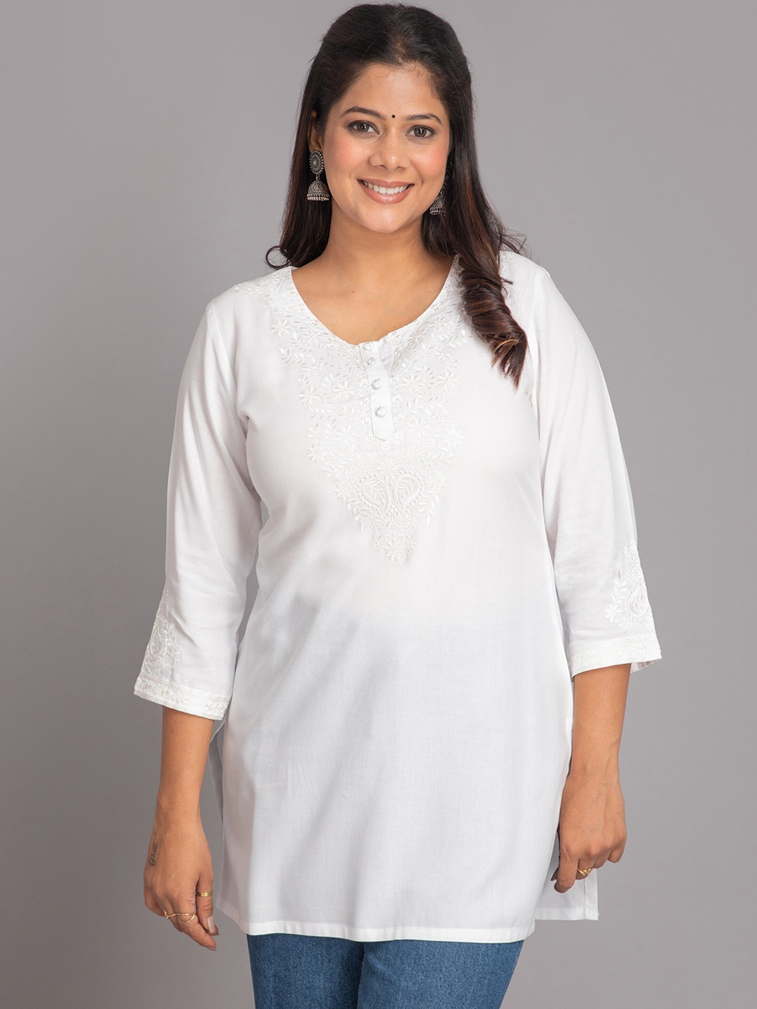 

SUTI Floral Embroidered Round Neck Straight Kurti, White