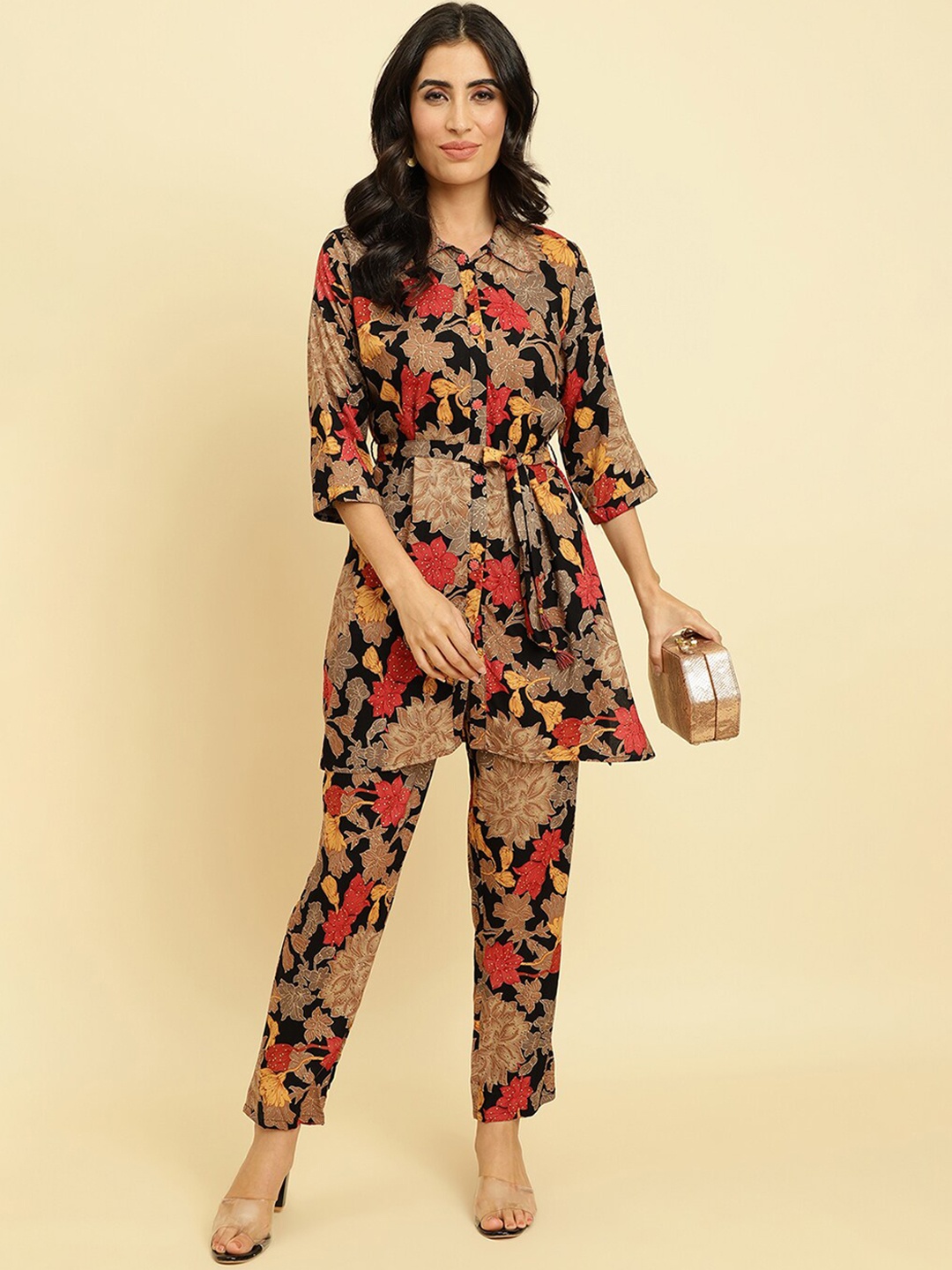 

Varanga Floral Printed Shirt Collar Fusion Kurta With Trousers, Black