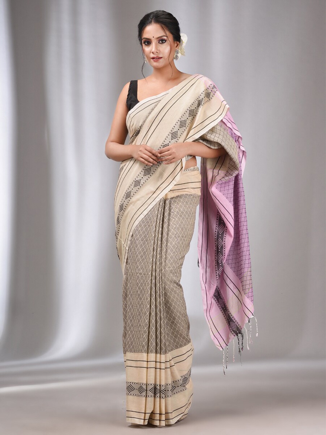 

Charukriti Woven Design Pure Cotton Saree, Beige