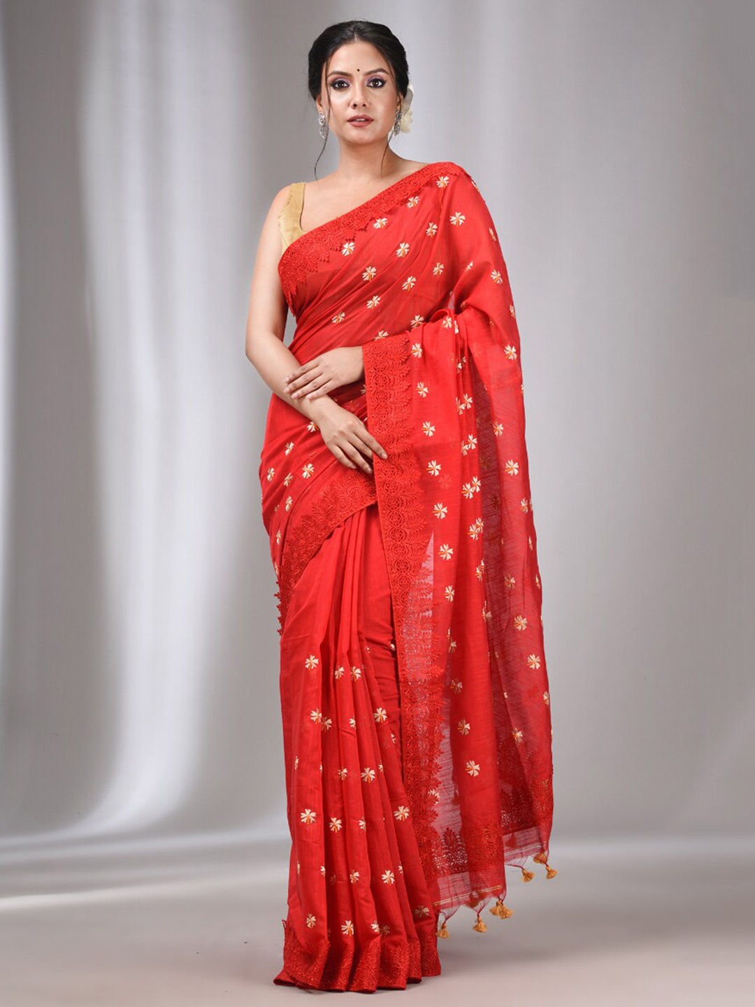 

Charukriti Floral Printed Saree, Red