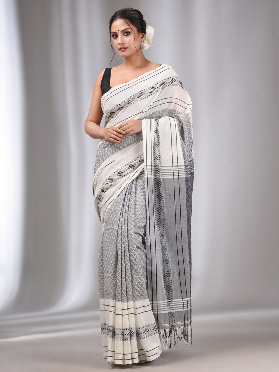 

Charukriti Geometric Woven Design Pure Cotton Saree, White