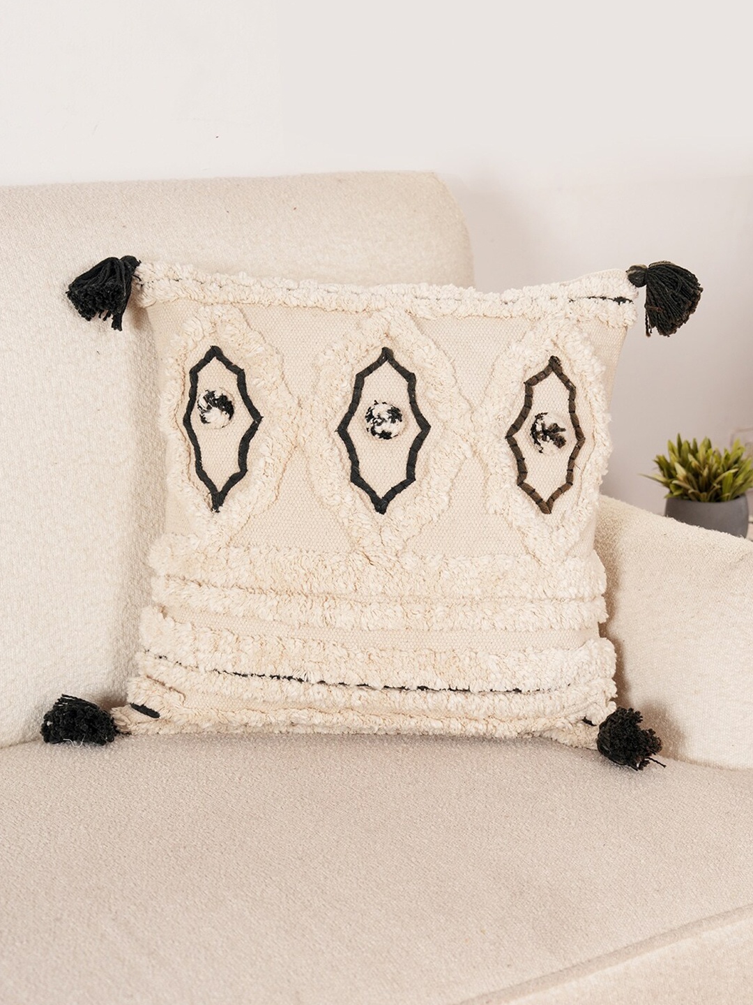 

Art Avenue Knotts Beige & Black Self Design Cotton Square Cushion Cover