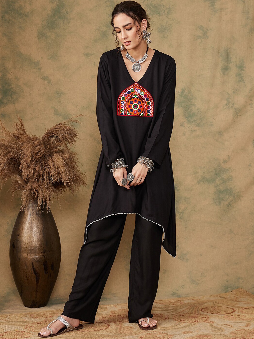 

InWeave Ethnic Motifs Yoke Design Kurta with Trousers, Black