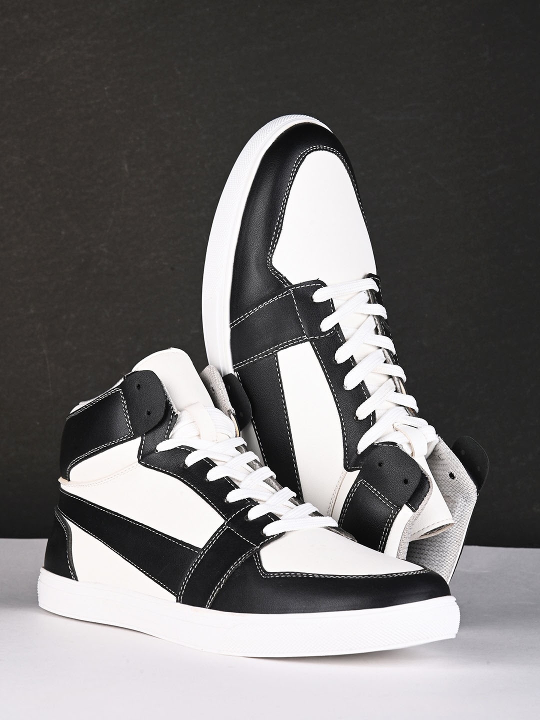 

The Roadster Lifestyle Co. Men Black & White Colourblocked Lightweight Sneakers