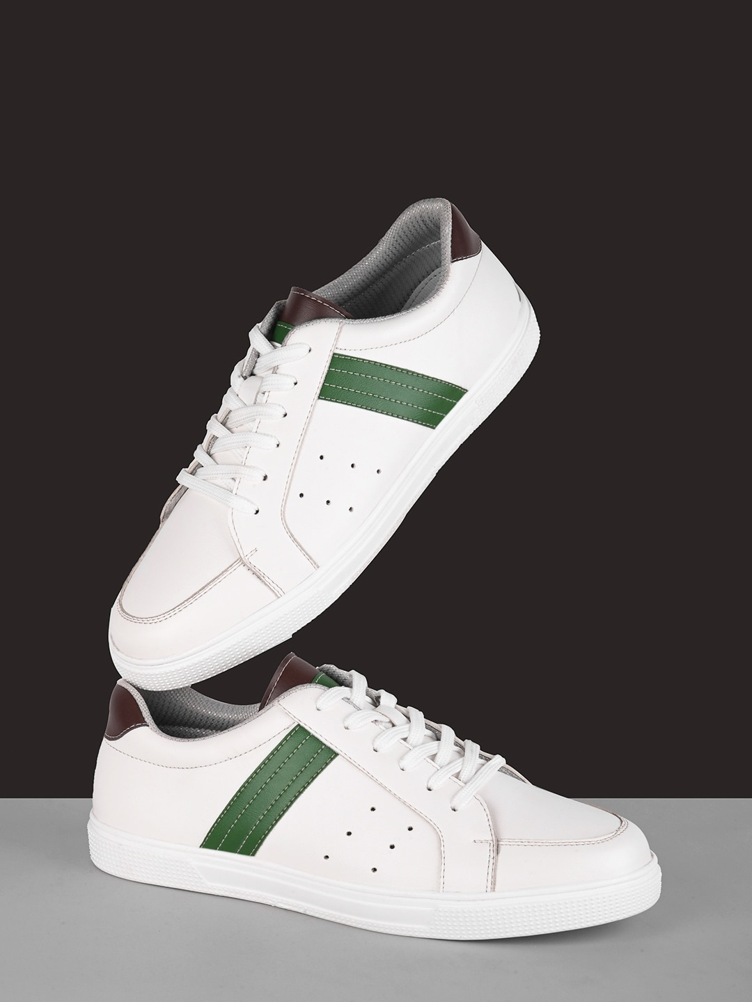 

The Roadster Lifestyle Co. Men White & Green Perforated Lightweight Sneakers