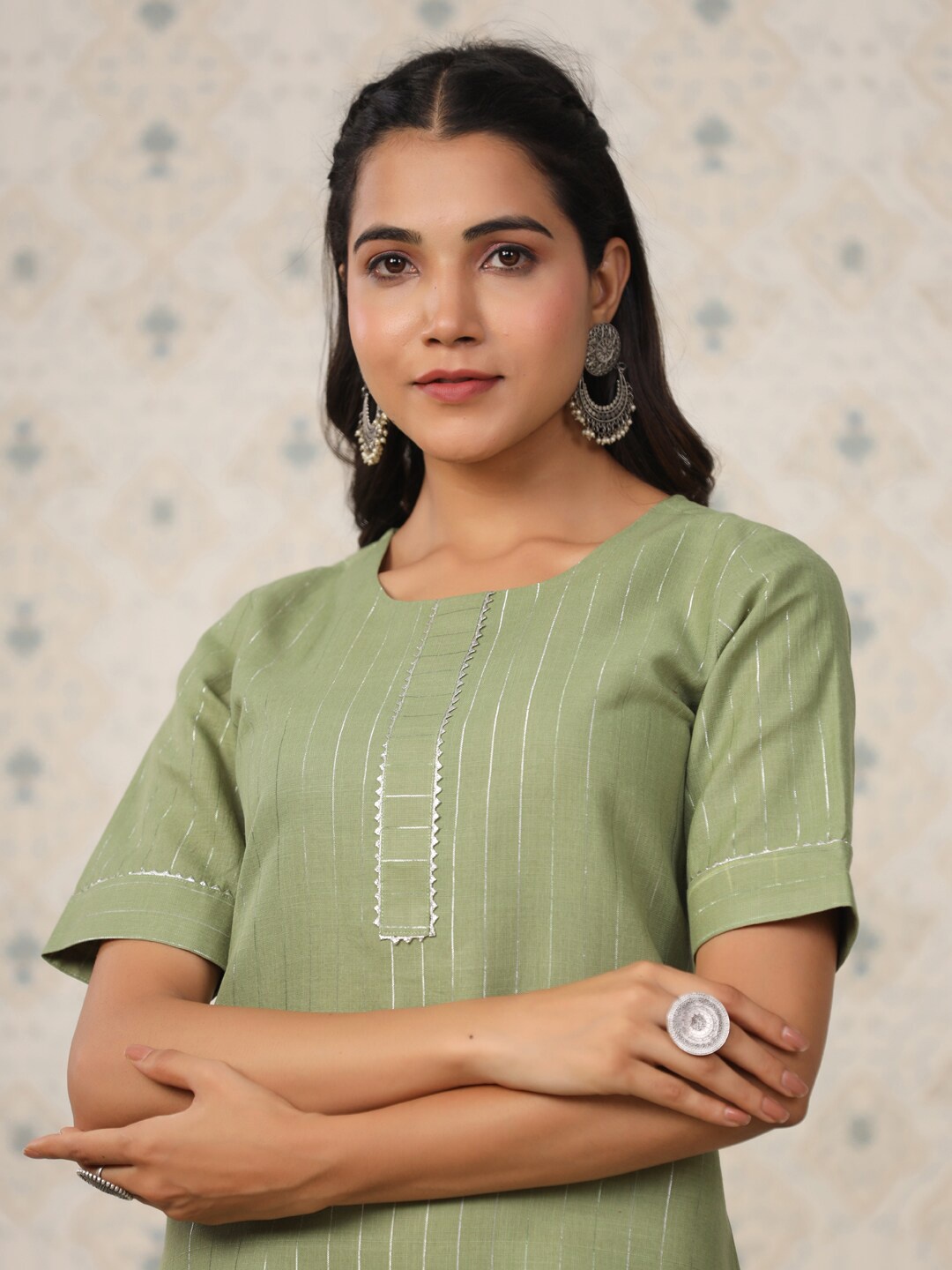 

Ode by House of Pataudi Striped Regular Gotta Patti Kurta With Trousers, Green
