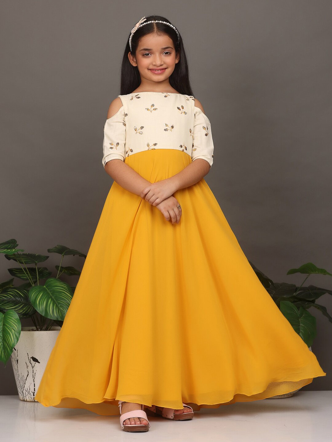 

Ethnovog Embellished Cold-Shoulder Sleeves Boat Neck Georgette Maxi Gown, Yellow