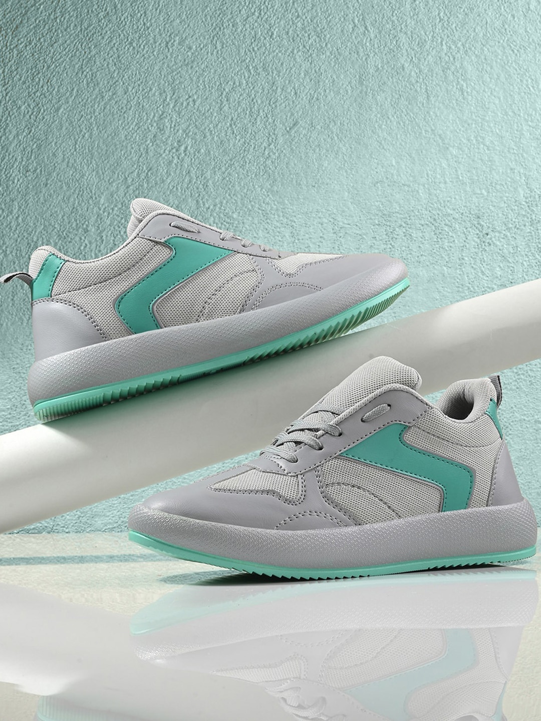 

The Roadster Lifestyle Co. Men Grey & Green Textured Lace-Up Sneakers