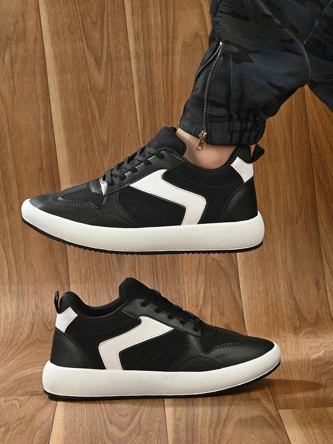 

The Roadster Lifestyle Co. Men Black & White Textured Lace-Up Sneakers