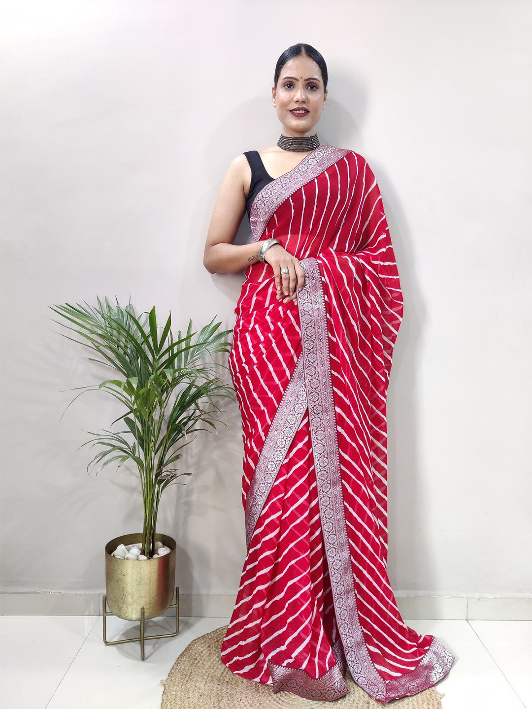 

DWINI Leheriya Zari Pure Georgette Leheriya Saree, Red