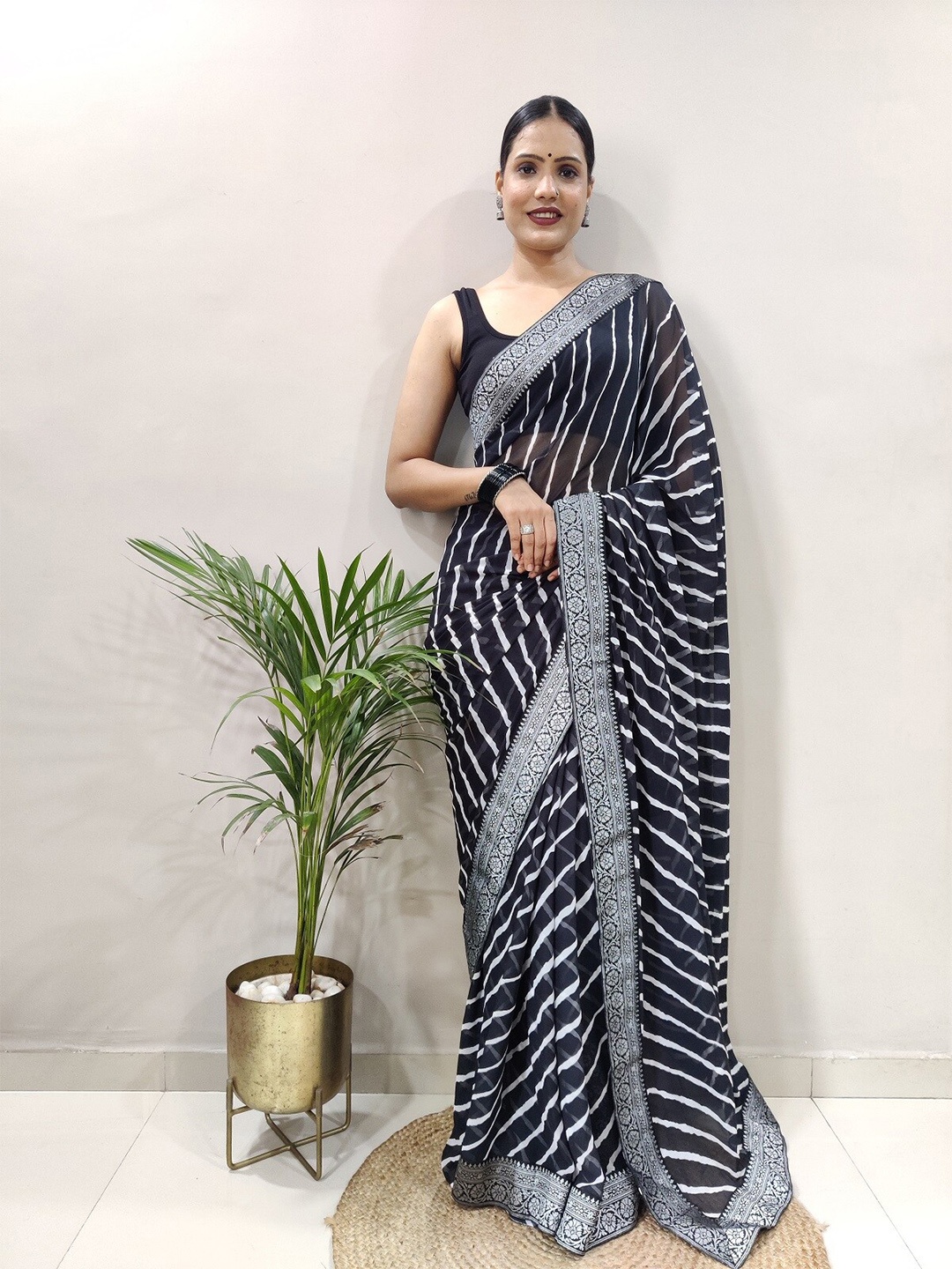 

DWINI Leheriya Zari Pure Georgette Leheriya Saree, Black