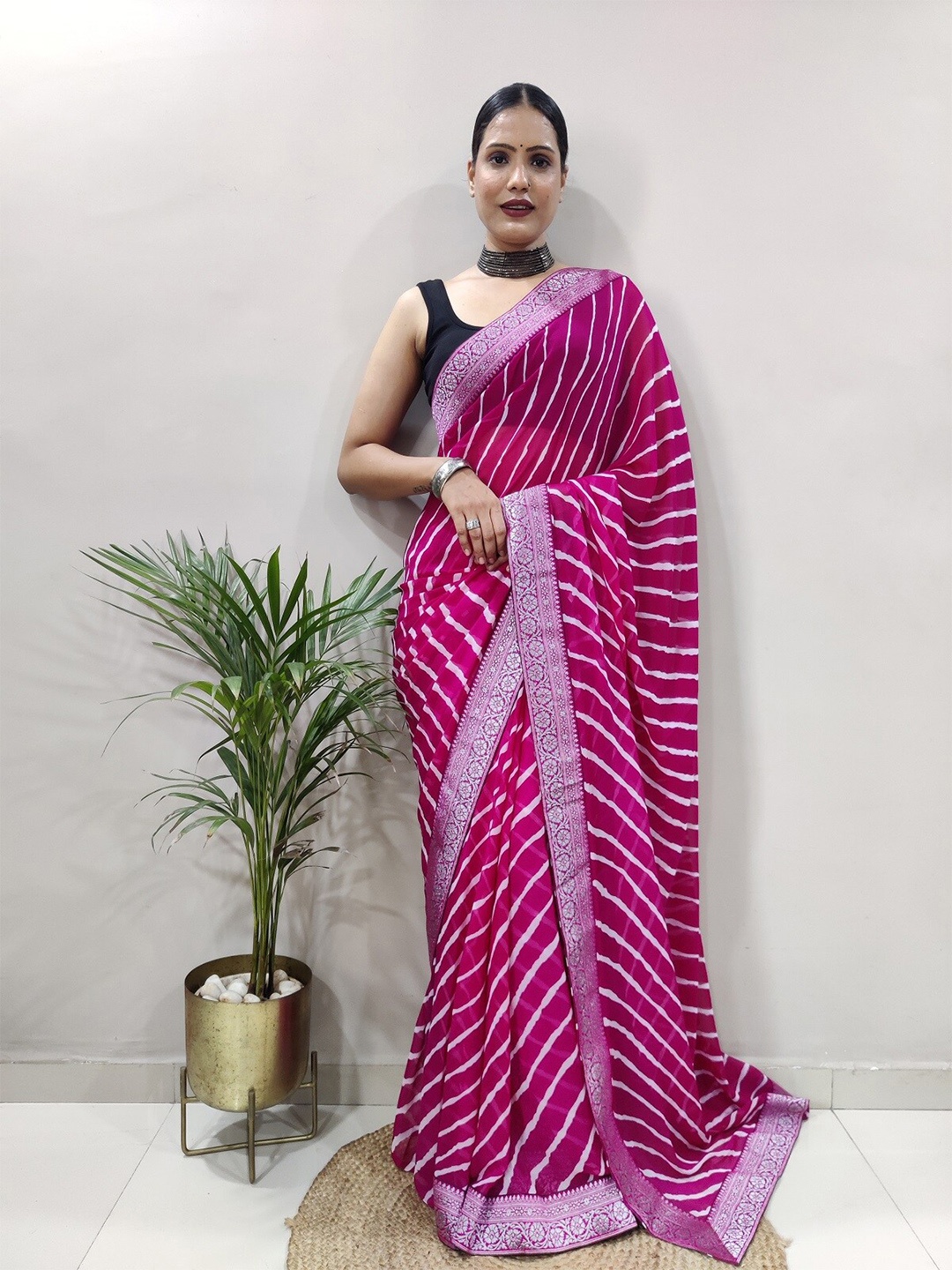 

DWINI Leheriya Printed Zari Detail Pure Georgette Saree, Pink