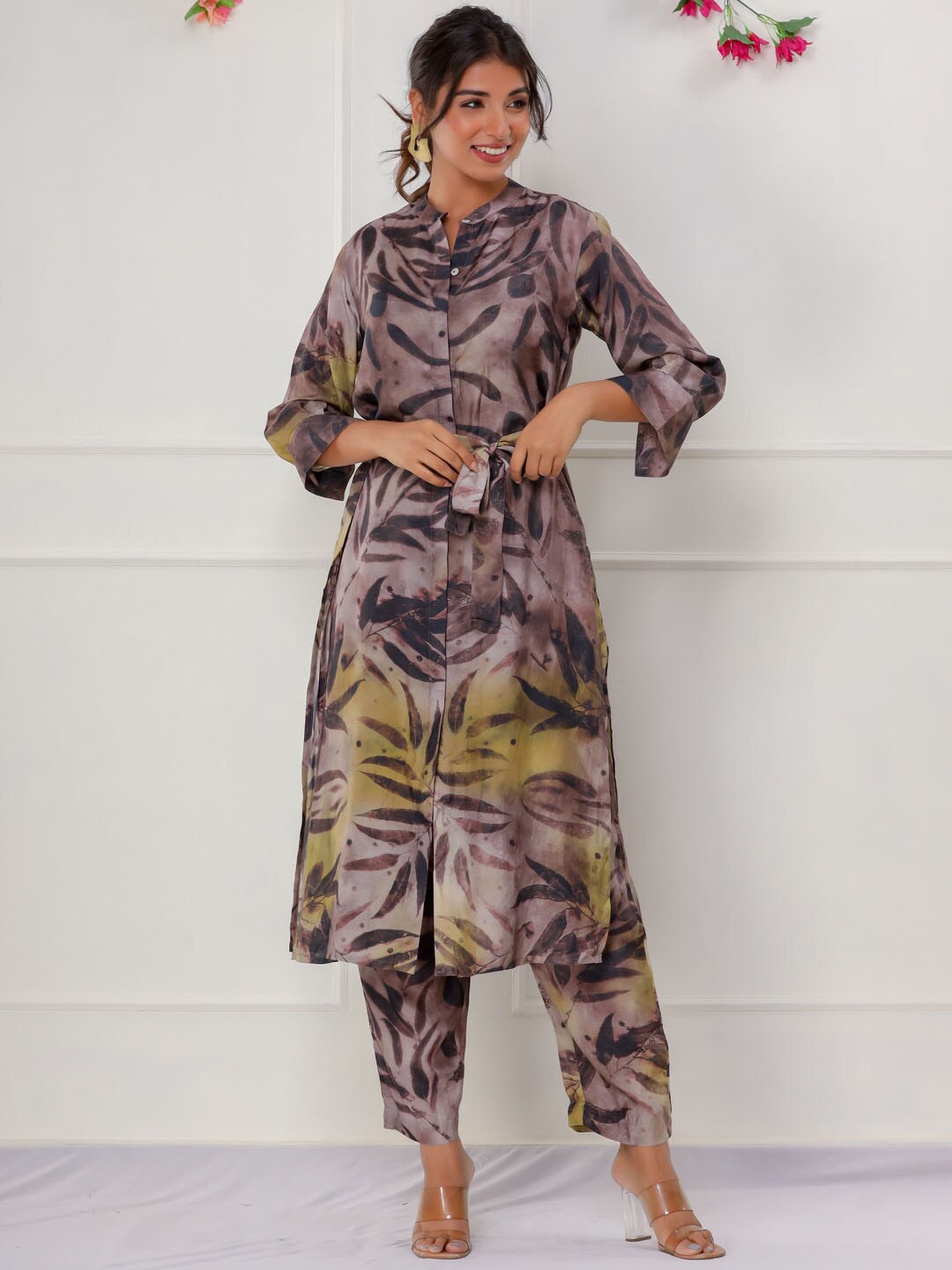 

Meena Bazaar Abstract Printed Shirt Collar Pathani Kurta with Trousers, Grey
