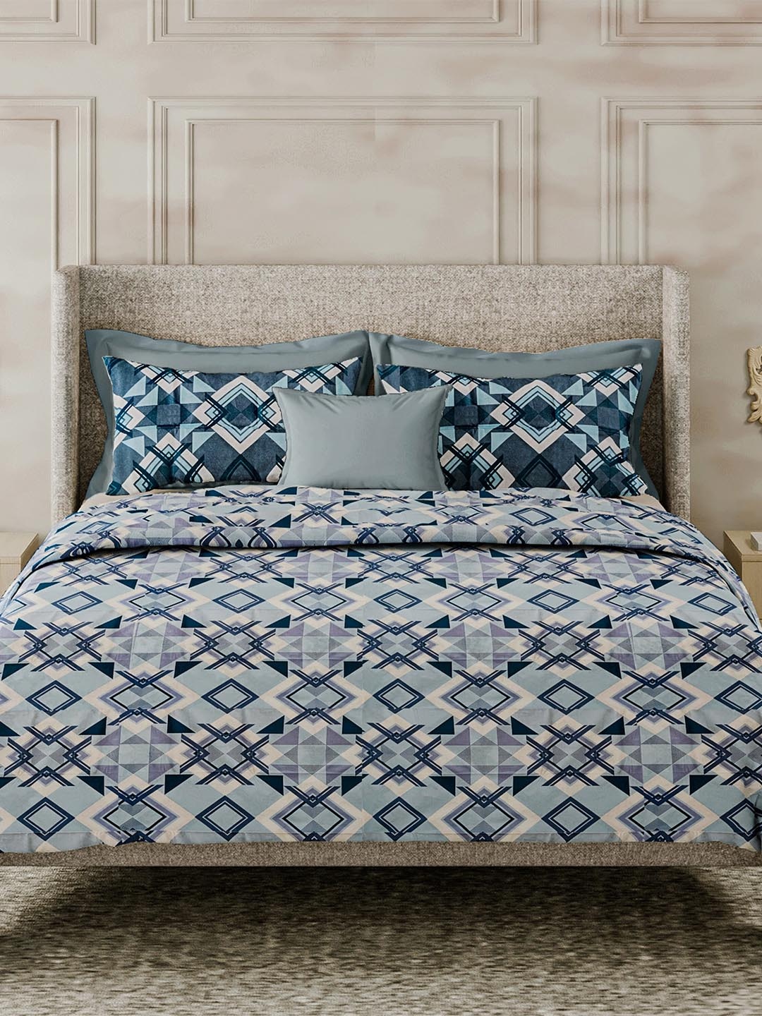 

LABHAM Blue & White Ethnic Motifs Cotton 180 TC King Bedsheet with 2 Pillow Covers