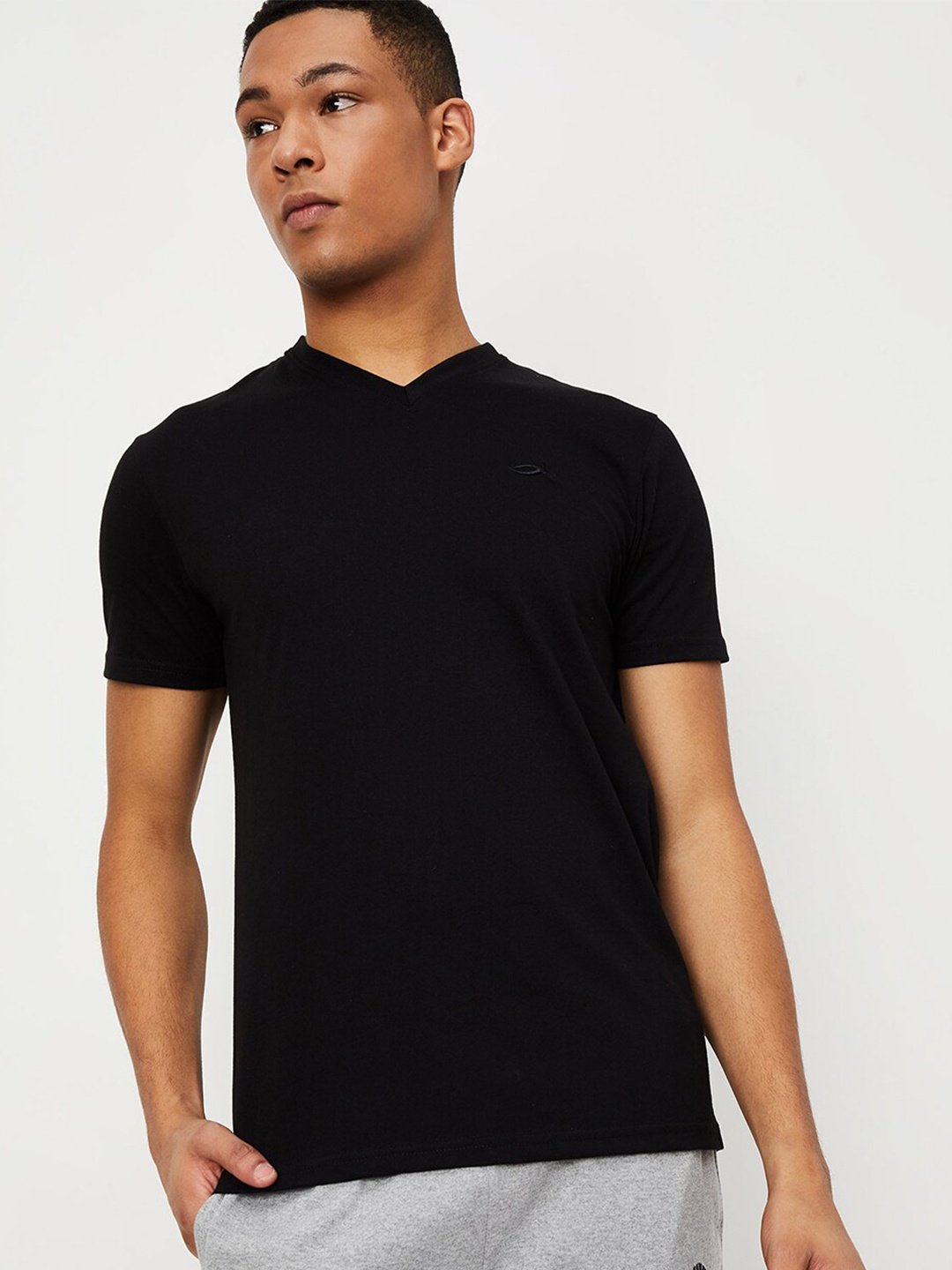 

max V-Neck Short Sleeves T-shirt, Black