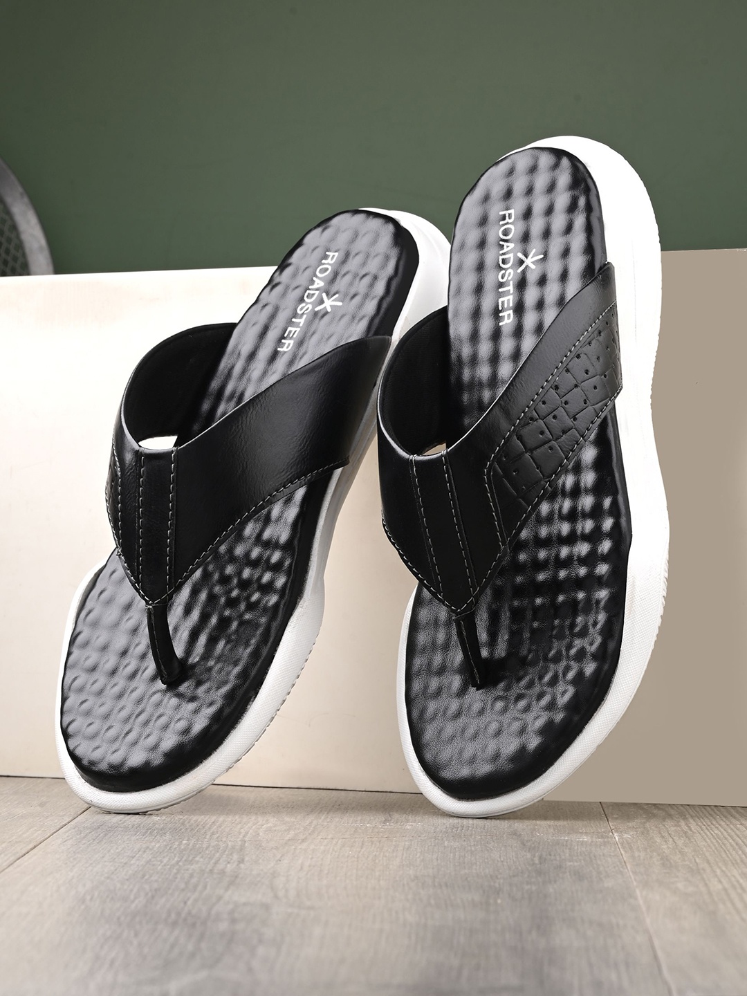

The Roadster Lifestyle Co. Men Black Textured Comfort Sandals