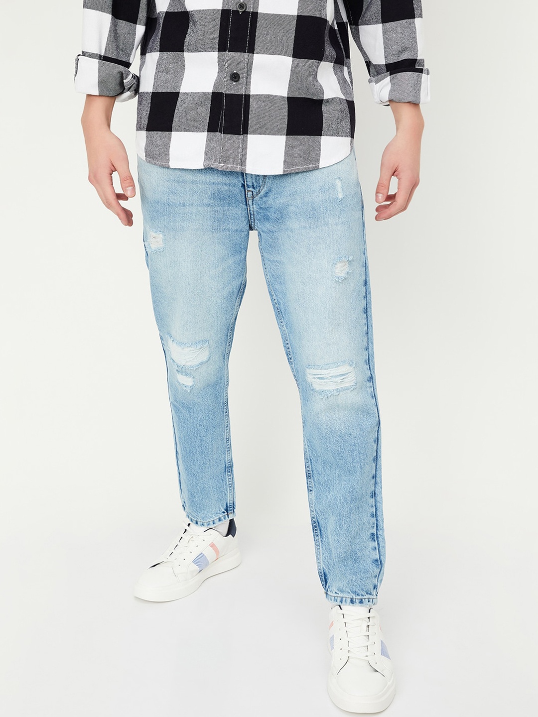 

max Men Smart Mildly Distressed Light Fade Jeans, Blue