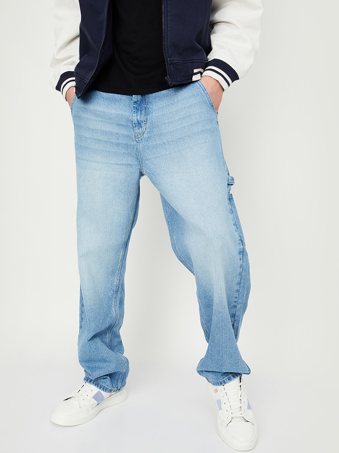 

max Men Smart Mid-Rise Light Fade Jeans, Blue