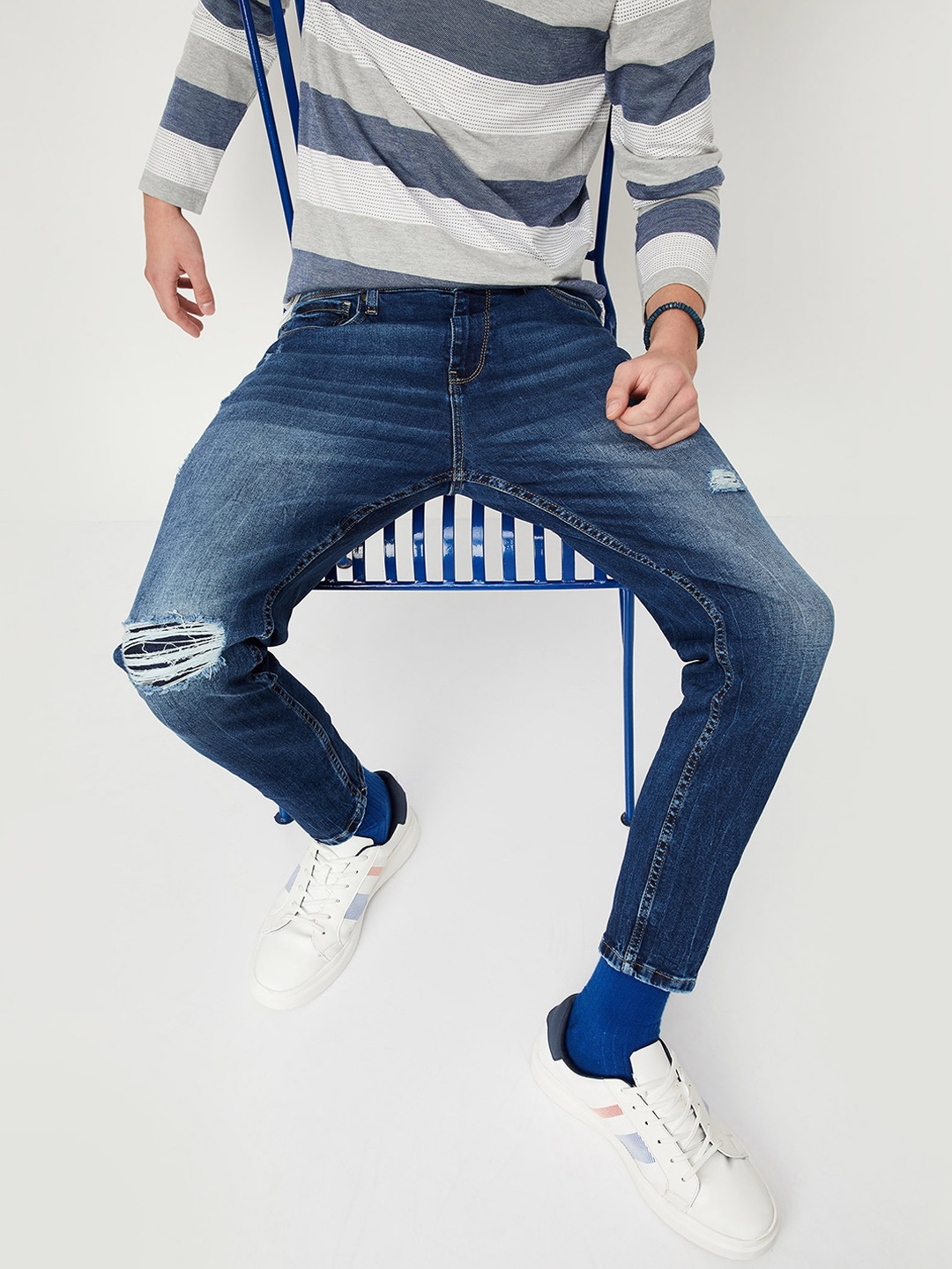 

max Men Mid Rise Mildly Distressed Light Fade Stretchable Jeans, Blue