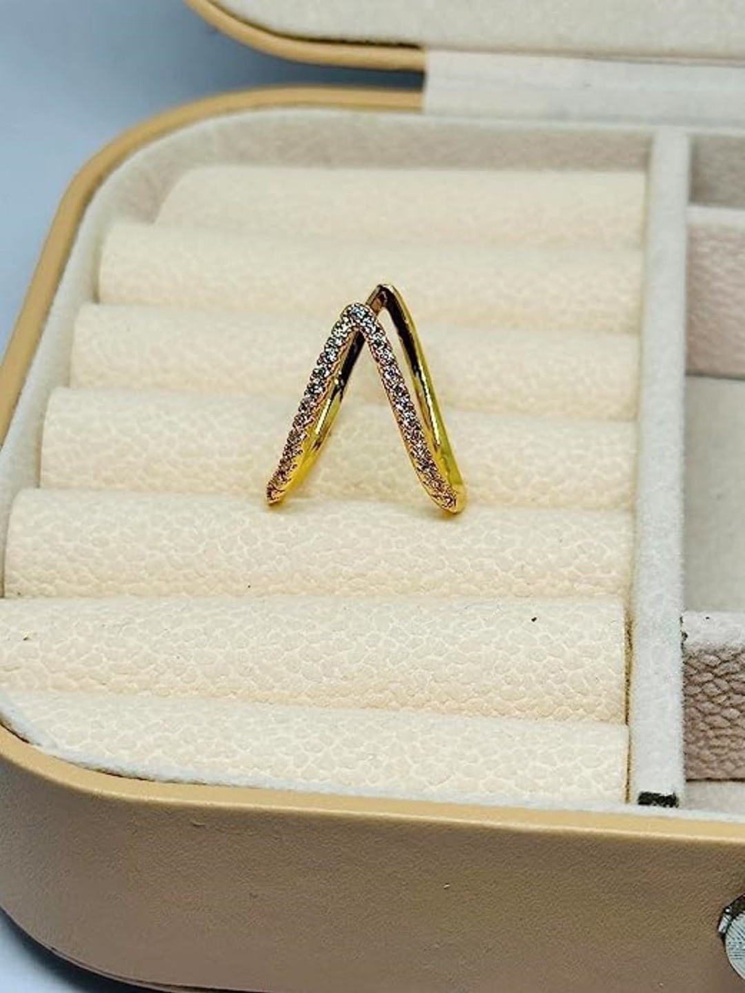 

EL REGALO Stone-studded Finger Ring, Gold