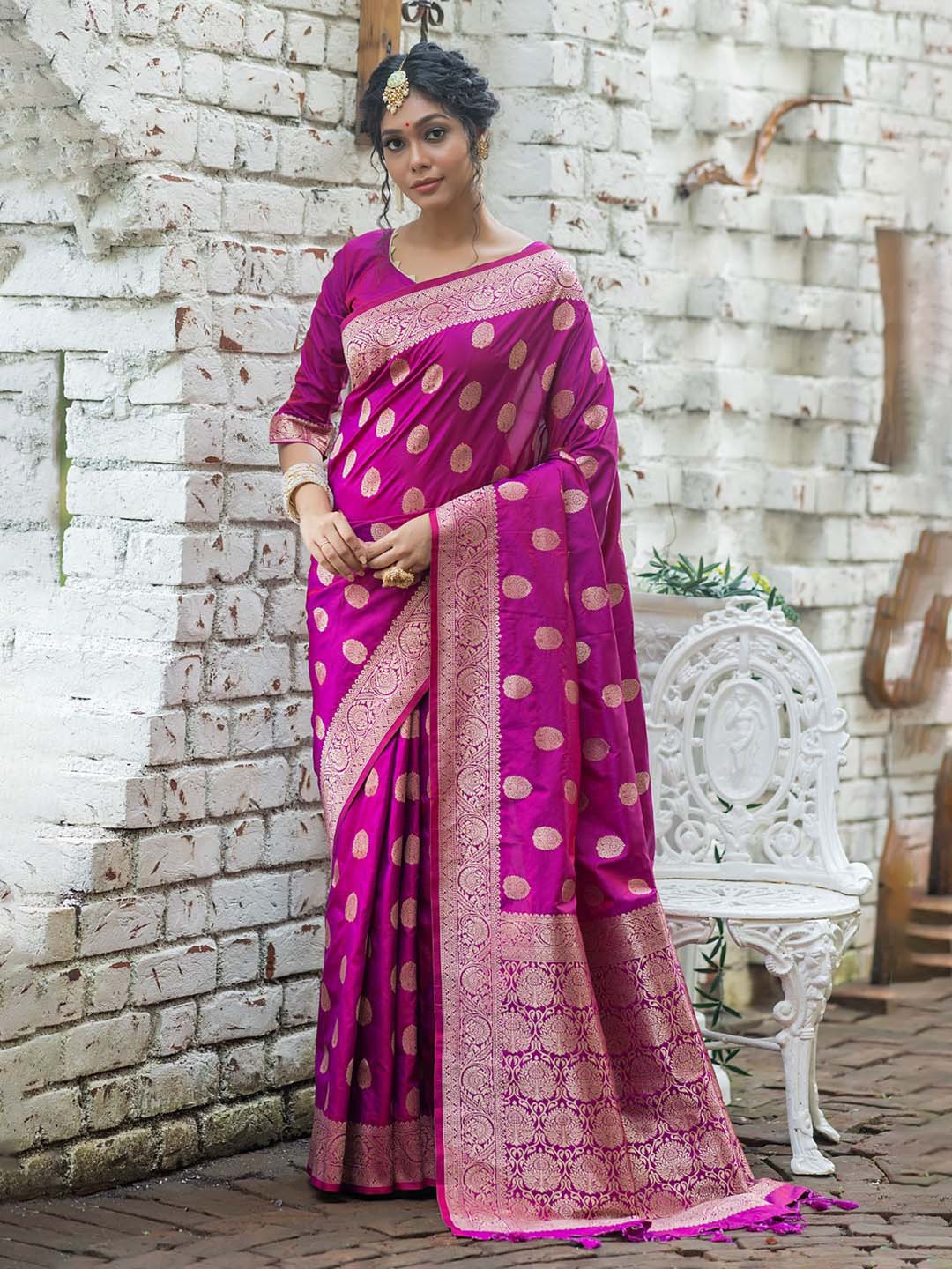

VISHNU WEAVES Ethnic Motifs Woven Design Zari Banarasi Saree, Magenta