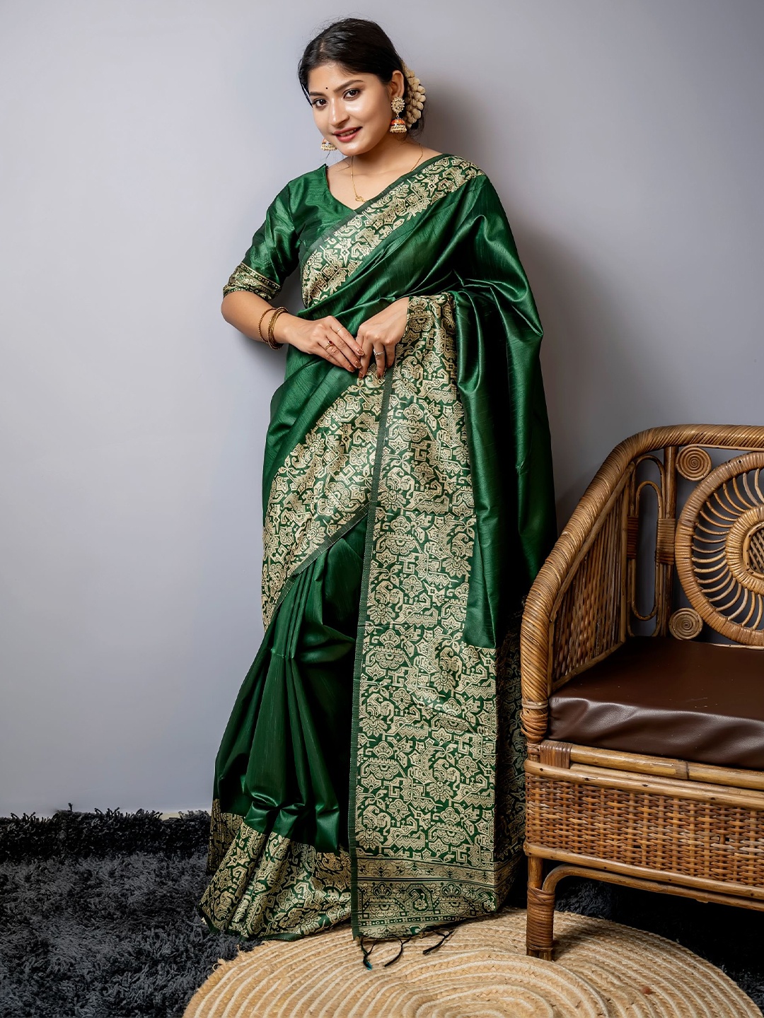 

VISHNU WEAVES Zari Bhagalpuri Saree, Green