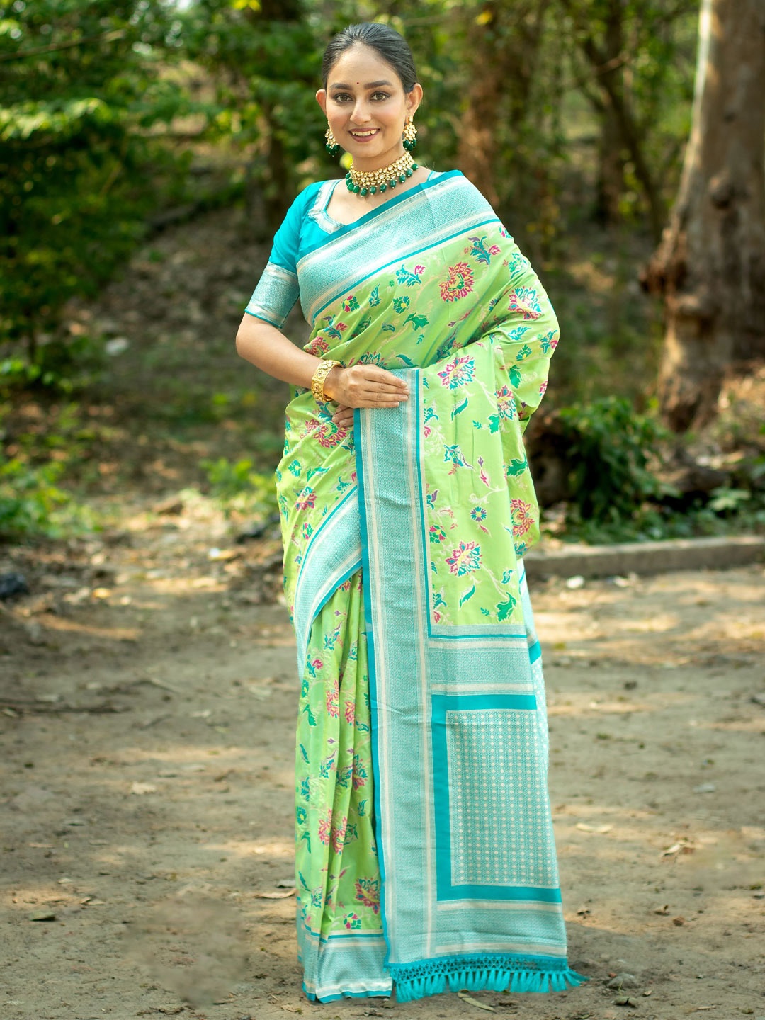 

VISHNU WEAVES Woven Design Zari Banarasi Saree, Green
