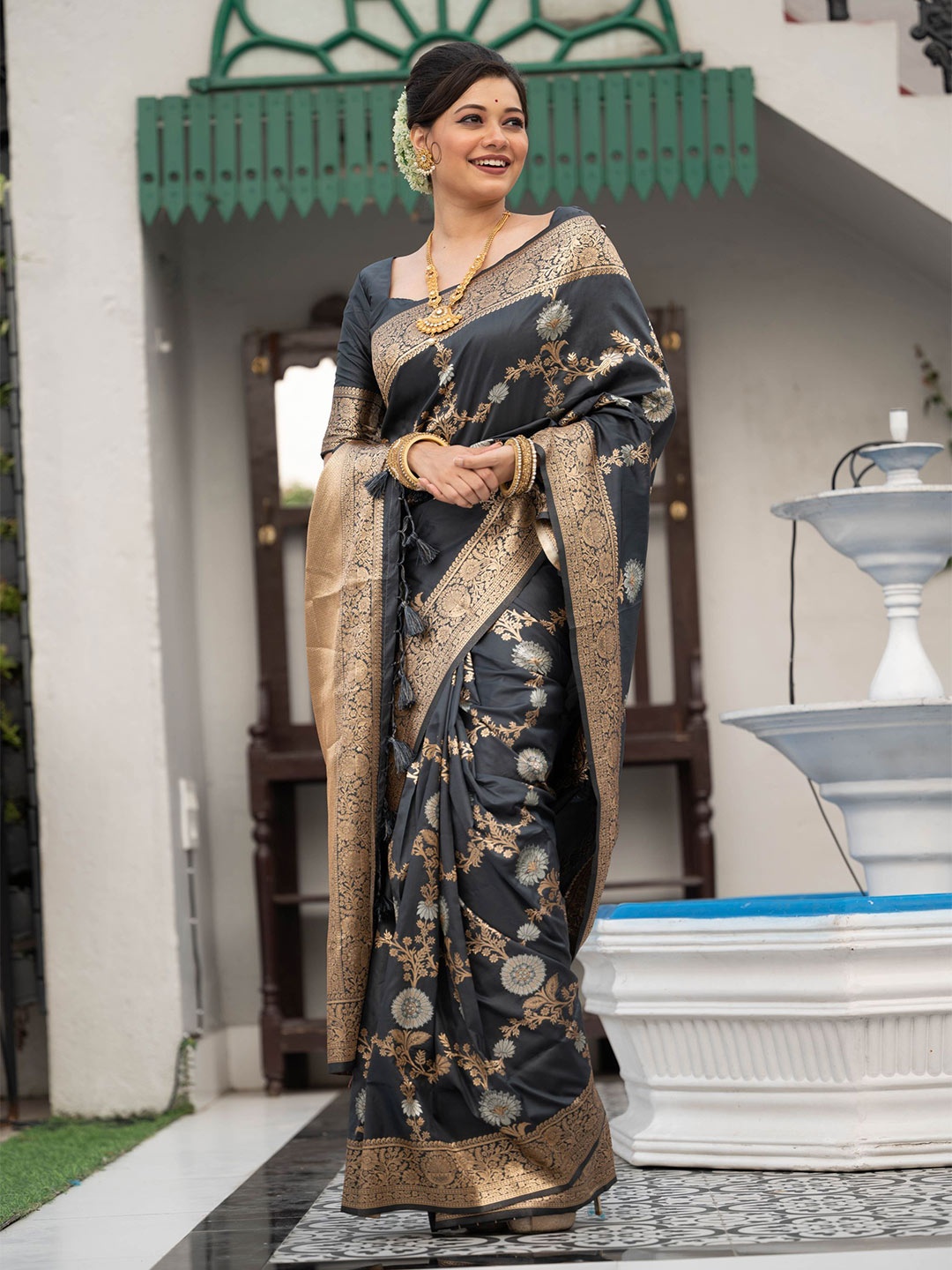 

VISHNU WEAVES Woven Design Zari Banarasi Saree, Grey