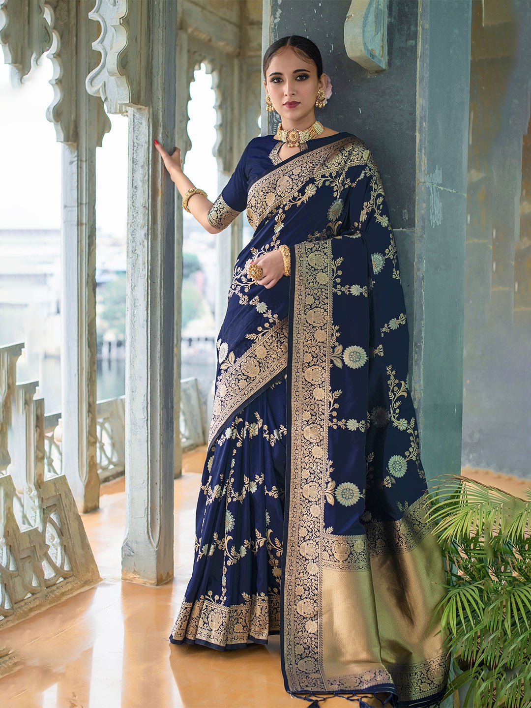 

VISHNU WEAVES Woven Design Zari Banarasi Saree, Navy blue