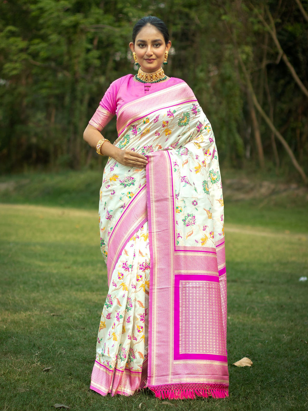 

VISHNU WEAVES Floral Design Zari Silk Blend Banarasi Saree, White