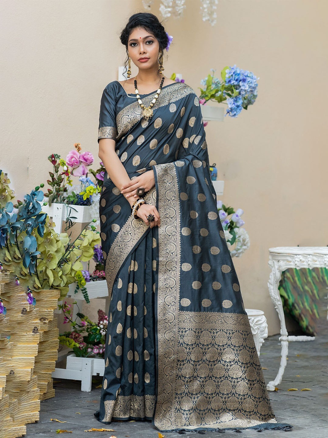 

VISHNU WEAVES Woven Design Zari Banarasi Saree, Grey