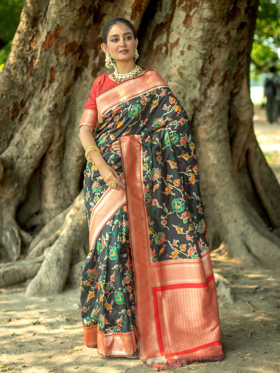 

VISHNU WEAVES Woven Design Zari Banarasi Saree, Black