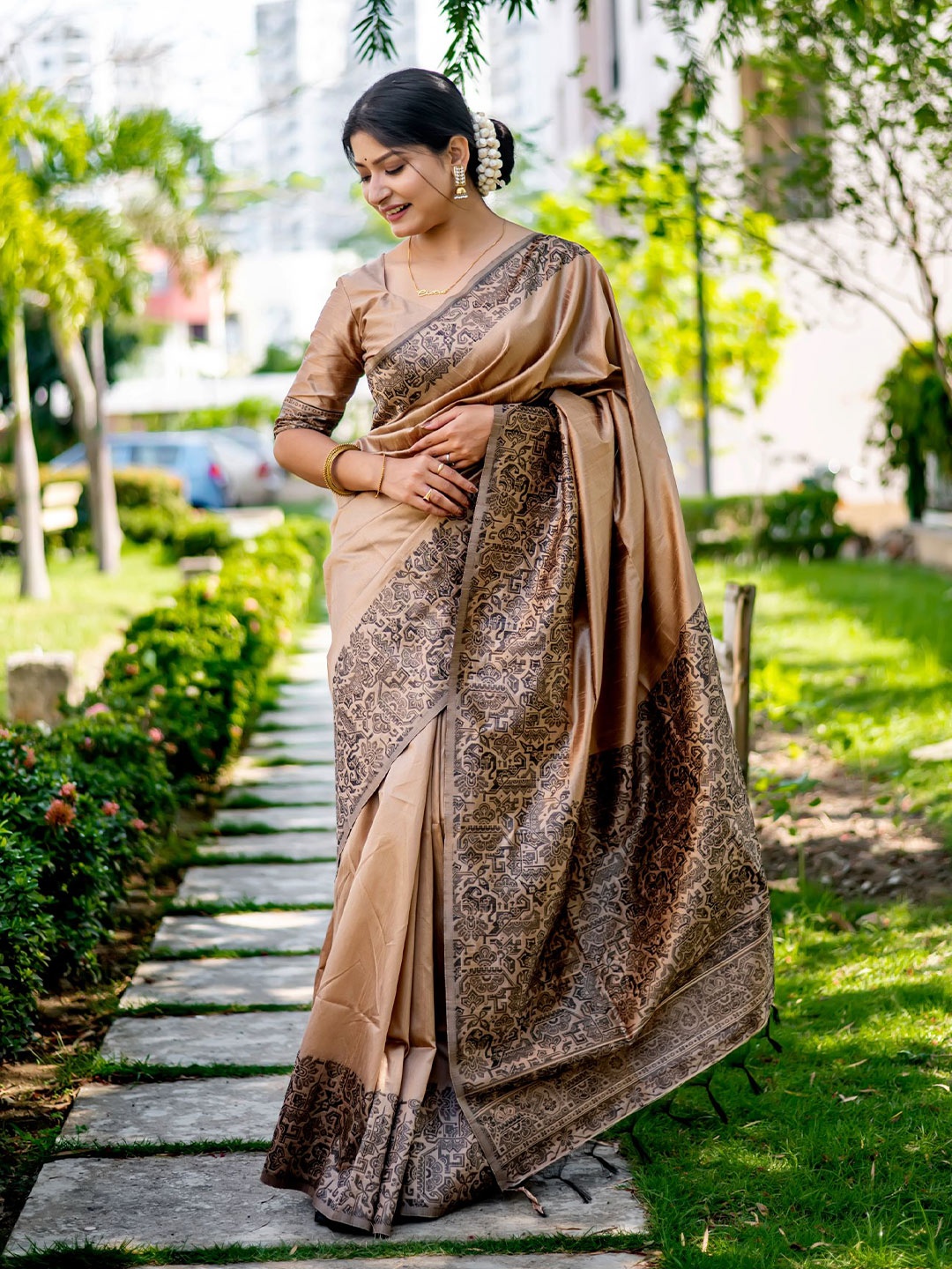 

VISHNU WEAVES Ethnic Motifs Printed Bhagalpuri Saree, Cream